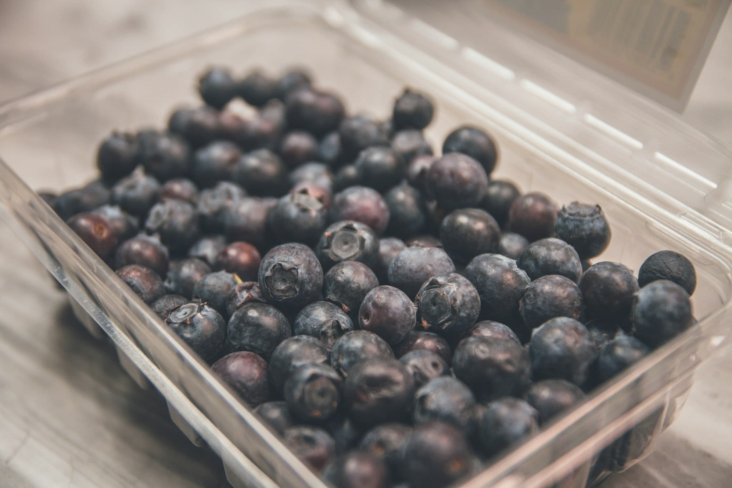 ¿Por qué los supermercados prefieren envases PET clamshell para arándanos?